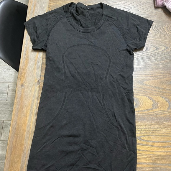 Tops - Lululemon Women Shirt. Size 6